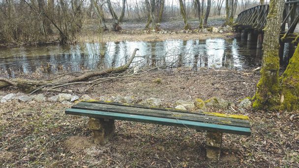 eine Sitzecke mit schönem Blick auf den Fluss - Foto, Bild