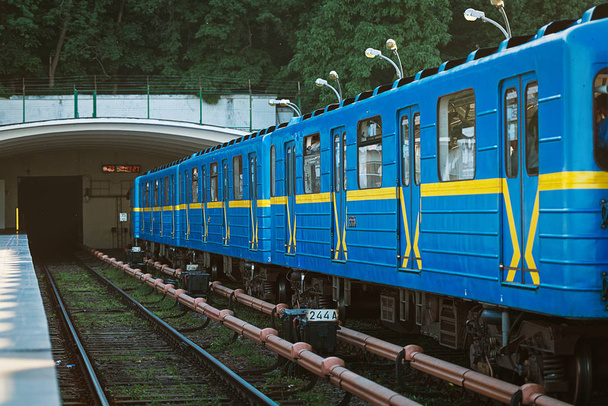 open-type Dnipro station and subway train approaching to the platform for passenger landing - Foto, Bild