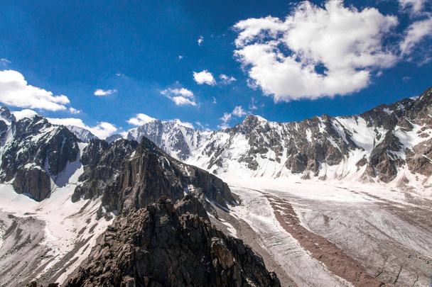  näkymä korkeudesta vuorten huipulle ja jäätikkö
 - Valokuva, kuva