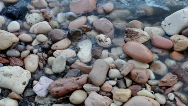 meren aallot rannalla kiviä
 - Materiaali, video