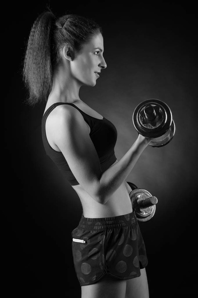 femme de fitness en faisant des exercices avec des haltères
. - Photo, image