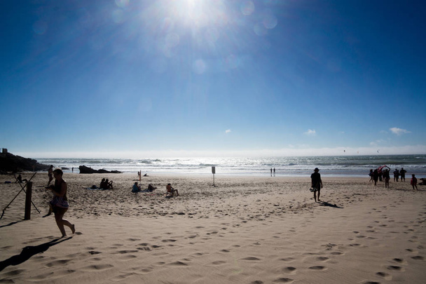 zonneschijn en winderig strand - Foto, afbeelding