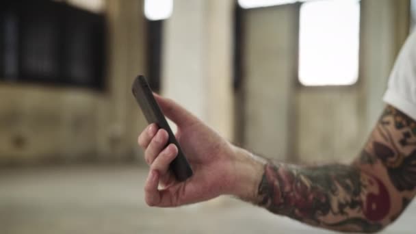 One hand texting using phone - Filmagem, Vídeo