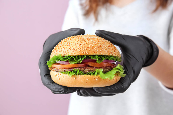 Nő, ízletes friss burger, Vértes - Fotó, kép
