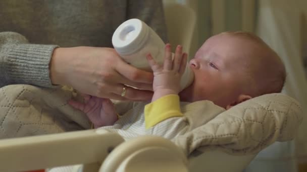 Baby frisst aus Flasche - Filmmaterial, Video