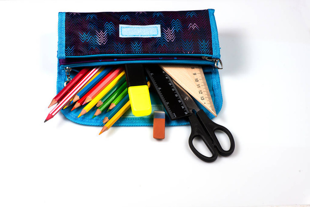 Beyaz arka planda kalem durumda. kalem çantası içinde kalemler. cetvel ve makas. okul malzemeleri - Fotoğraf, Görsel