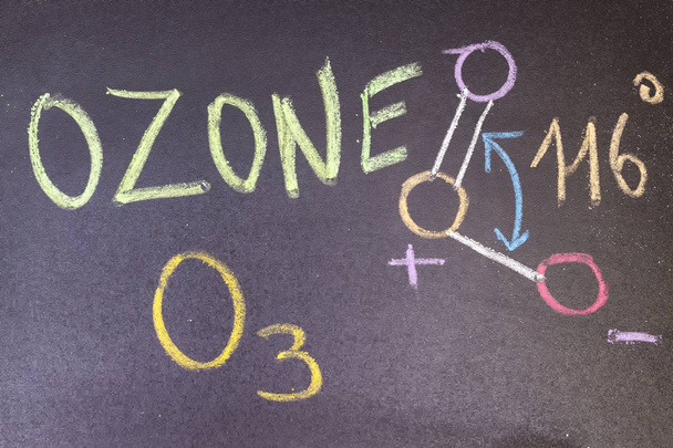 Nazwa, wzór chemiczny i diagram struktury ozonu odręcznie na tablicy kredą kolorowe - Zdjęcie, obraz