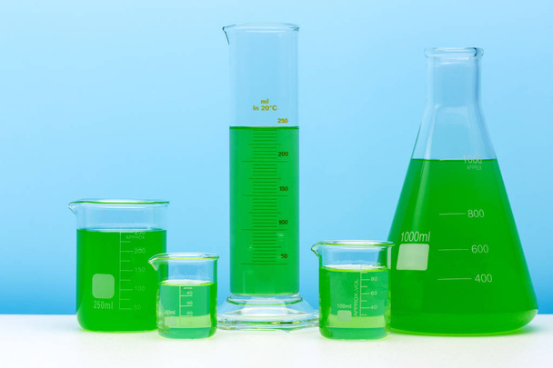 Laboratóriumi üvegedények széles választékát. Laboratóriumi berendezések. - Fotó, kép