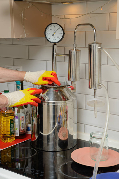 alcohol mashine. Cooking home-brew in the kitchen. - Fotografie, Obrázek