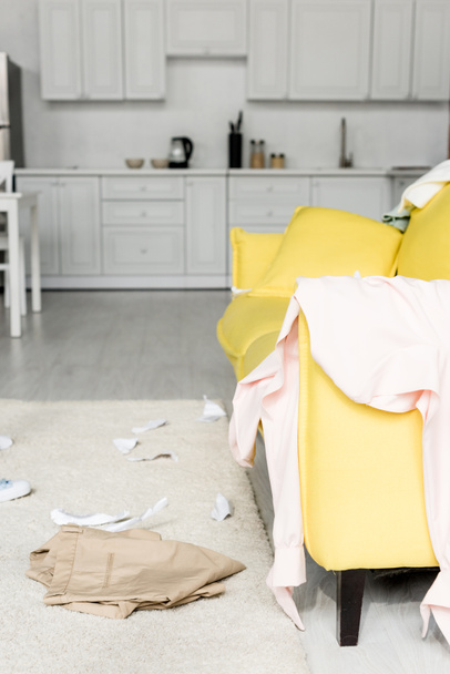 alfombra y sofá de color amarillo brillante con paños y papeles
  - Foto, imagen