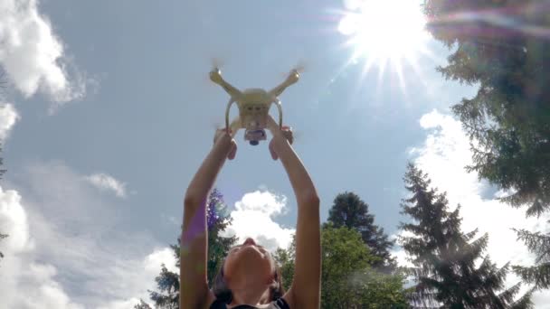 Έφηβη κοπέλα με τηλεκατευθυνόμενο να πετάει στον ουρανό το καλοκαίρι. 4k αργή κίνηση - Πλάνα, βίντεο