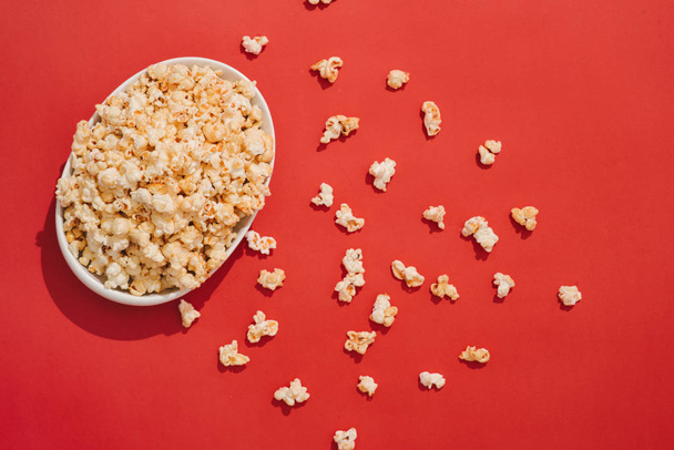 popcorn s karamelem v bílé porcelánové misce  - Fotografie, Obrázek