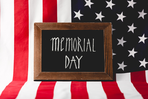 chalkboard with memorial day letters near national flag of america  - Fotoğraf, Görsel