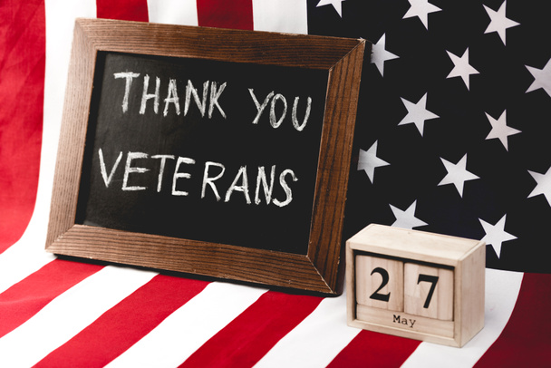 černá tabule s poděkováním od veteránů, kteří se blíží vlajce Ameriky a kostky s datem - Fotografie, Obrázek