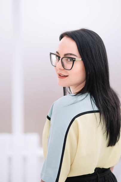 side view. business woman with glasses looking at camera. - Zdjęcie, obraz