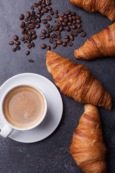 Vista superior de café e croissant com grãos de café - Foto, Imagem