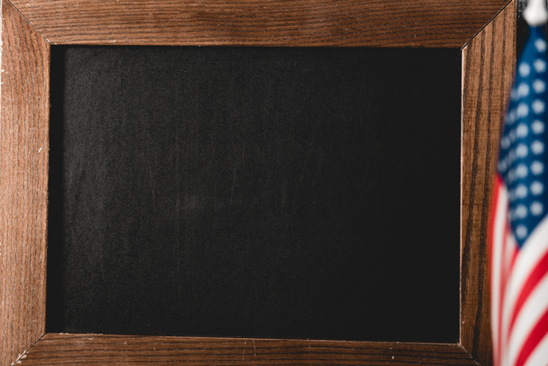 primer plano de tablero negro vacío cerca de bandera americana
  - Foto, imagen