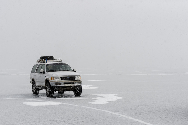 SUV truck on winter Baikal lake - Foto, Imagem