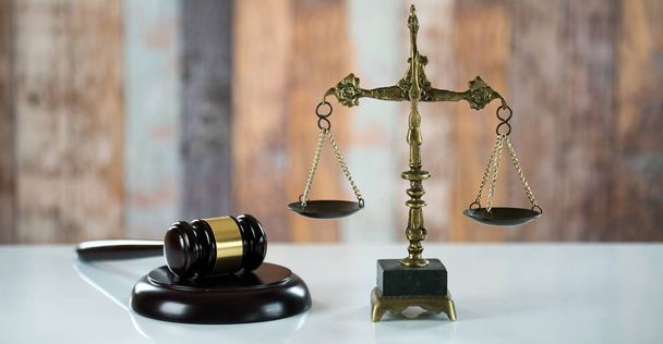 Ξύλινο σφυρί τεράστιου δικαστή σε θολή φόντο - Φωτογραφία, εικόνα