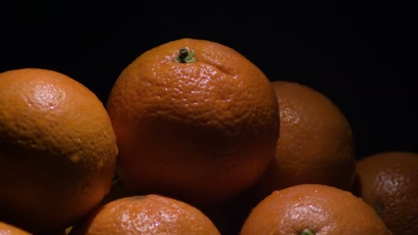 Orangen Frucht Kreiseln mit schwarzem Hintergrund - Filmmaterial, Video