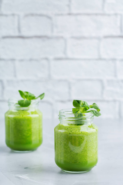 Зеленый смузи с овощами для здоровой, сырой, веганской диеты
 - Фото, изображение