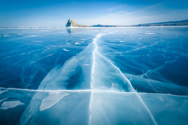 Rompiendo hielo natural en agua helada en el lago Baikal, Siberia, Rusia. - Foto, imagen