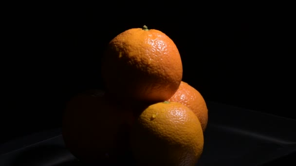 Naranjas frescas fruta natural girando sobre fondo negro
 - Metraje, vídeo