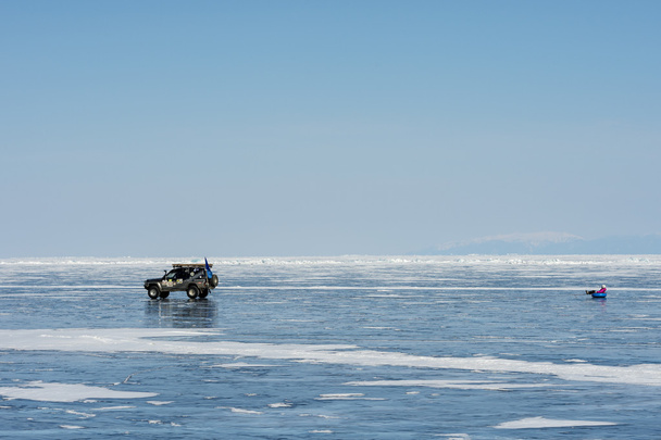 Катание на тюбинге по замерзшему озеру Байкал, Россия
 - Фото, изображение