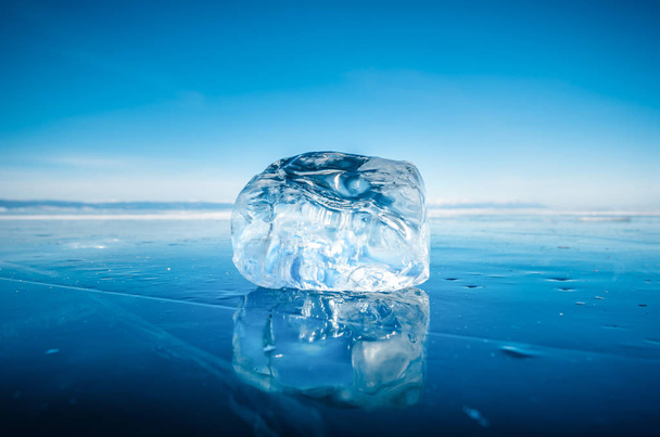 Zbliżenie naturalnego lodu łamanie w zamarzniętej wodzie na jeziorze Bajkał, Syberia, Rosja. - Zdjęcie, obraz