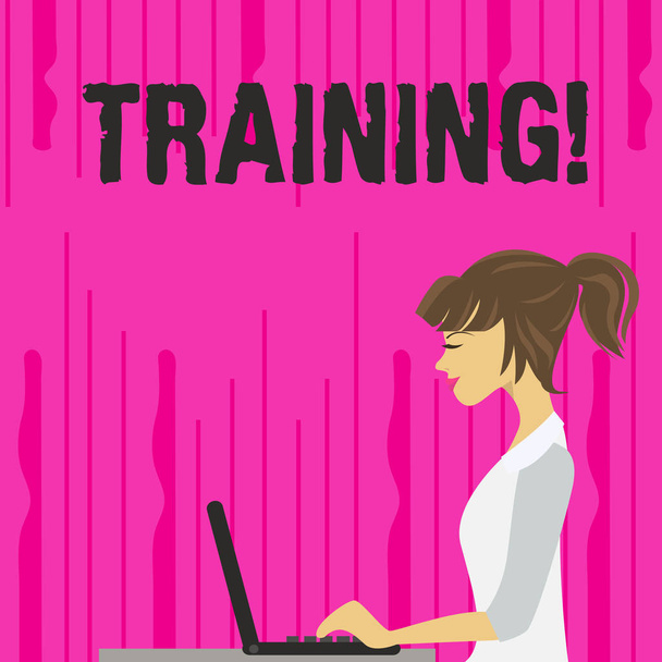 Znak tekstowy przedstawiający trening. Zdjęcie koncepcyjne zorganizowane działania rozwijać zestaw umiejętności pokazując zdjęcie młodych zajęty kobieta siedzi widok z boku i pracy na swoim laptopie. - Zdjęcie, obraz