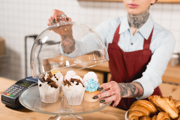 Kısmi sayaç lezzetli tatlılar ve ödeme terminal ile bar önlük barista görünümünü - Fotoğraf, Görsel