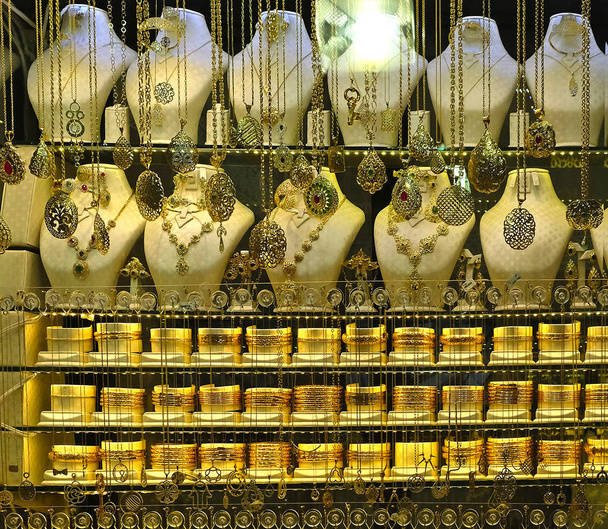 Goldschmuck - Ringe und Armbänder in der Vitrine eines Schmuckgeschäfts - Foto, Bild