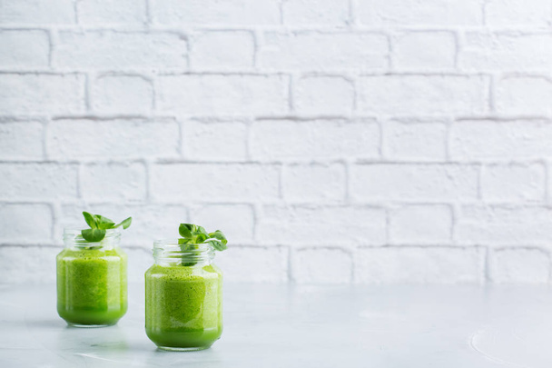 Green smoothie with vegetables for healthy, raw, vegan diet - Foto, afbeelding