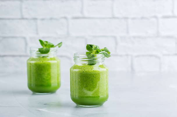 Green smoothie with vegetables for healthy, raw, vegan diet - Foto, Bild