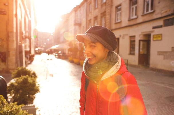 Usmívající se holka na ulici města. - Fotografie, Obrázek