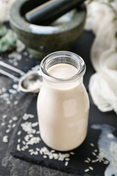 Butelka zdrowego mleka ryżowego na stole - Zdjęcie, obraz