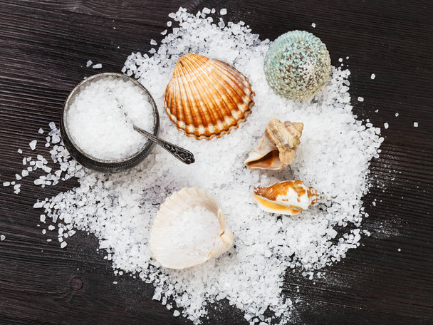 Соляной погреб, раковины и грубая морская соль на столе
 - Фото, изображение