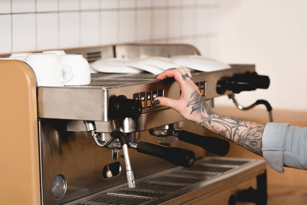 oříznutý pohled Tetovaný barista Příprava kávy v kávovaru - Fotografie, Obrázek