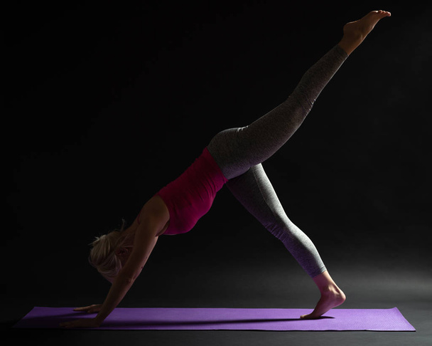 Woman exercising pilates. Single leg high plank pike exercise. - Zdjęcie, obraz