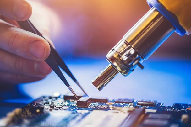 Close view of man repairing CPU board of computer - Фото, зображення