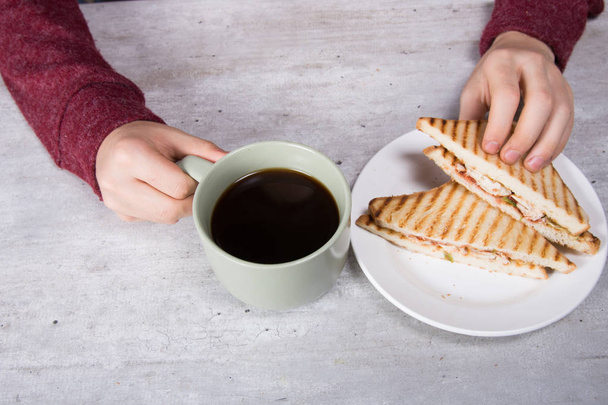 Breakfast. Sandwich and coffee. Cake and Valentine's Day. - Foto, Bild