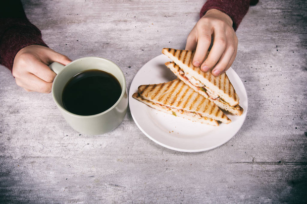 Πρωινό. Σάντουιτς και καφές. Τούρτα και του Αγίου Βαλεντίνου. - Φωτογραφία, εικόνα
