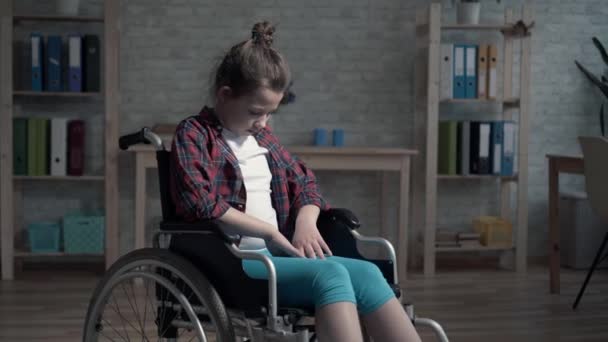 lonely, frustrated and sad a disabled child in the room - Metraje, vídeo