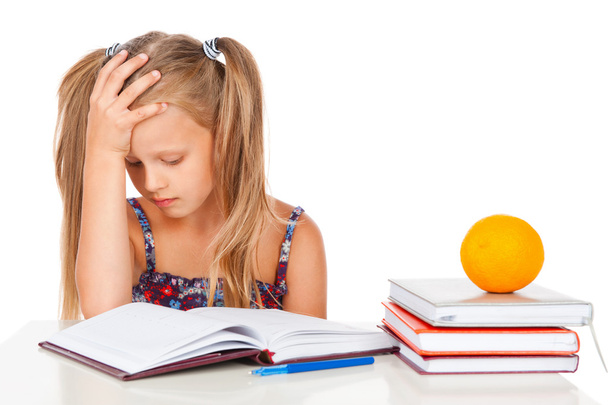 Втомилася маленька дівчинка робить домашнє завдання
 - Фото, зображення