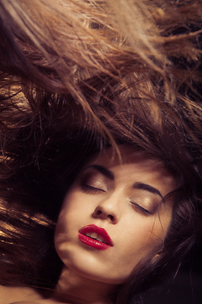 mladá žena s červenými rty a rozevláté vlasy - Fotografie, Obrázek