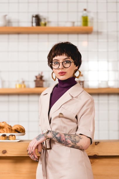 trendy, attractive businesswoman standing near bar counter in cafeteria - Фото, зображення