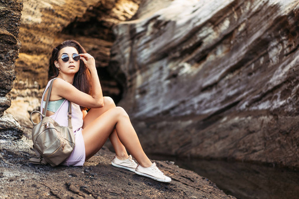 Docela dlouhé vlasy bruneta turistické dívka na dovolené na ne kameny - Fotografie, Obrázek