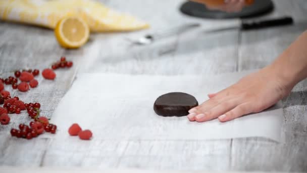 Enrollar la masa de chocolate en la capa de pergamino para hornear. Hacer pastel de capa de chocolate
. - Metraje, vídeo