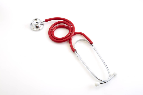 rotes Stethoskop auf weißem Hintergrund - Foto, Bild