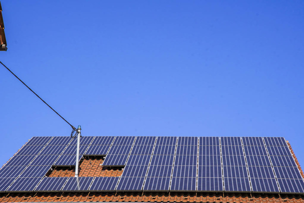 テキスト領域と青空と屋根の上の太陽光発電システム - 写真・画像